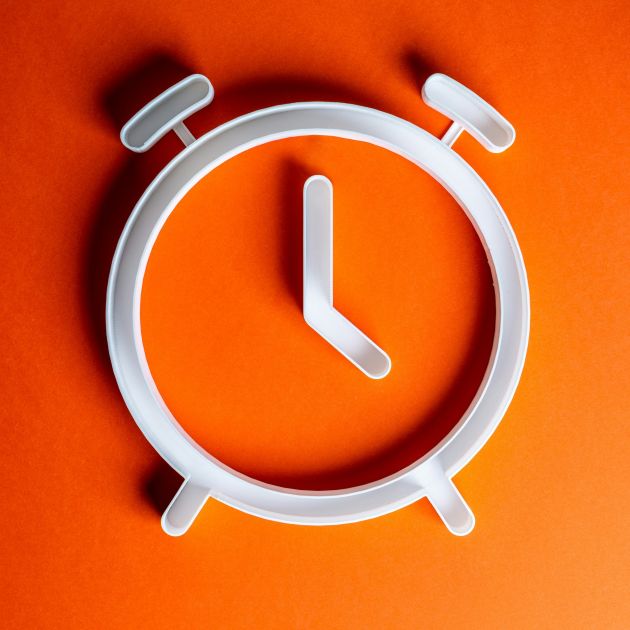 changement d'heure silhouette de réveil sur fond orange