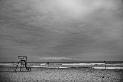 Thanatophobie : 7 conseils Dépasser la Peur de la Mort 4 Peur de la mort thanatophobie plage ocean gris