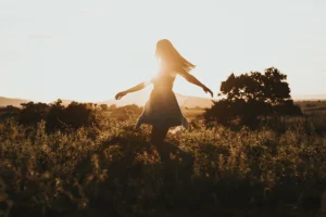 Peur de la Mort : transformer une expérience difficile en repère 8 Surmonter peur de la mort femme danse au soleil