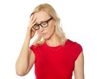 Aidants génération sandwich. Femme blonde avec des lunettes qui se tient la tête d'épuisement