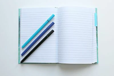 Comment prendre une résolution et atteindre son objectif ? 4 résolution carnet avec 3 crayons