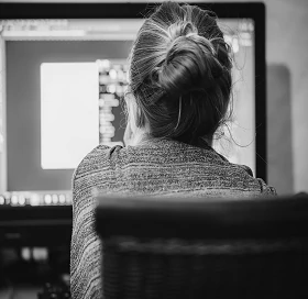 defier les prejuges femme au bureau sagesse du temps