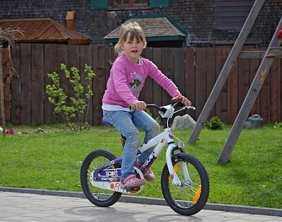 enfance et confiance. Petite fille faisant du vélo sans les petites roues