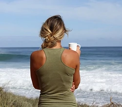 Sagesse femme de dos qui regarde l'océan, seule