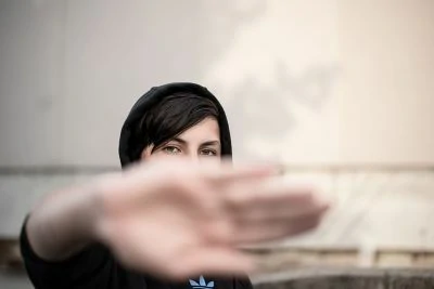 Stop à l'inquiétude et savoir dire non. Femme qui montre sa main 