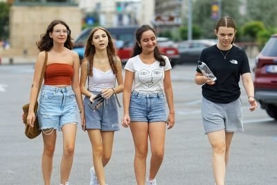 Chapitre 2 - L'adolescence : discernement et sagesse 2 groupe de filles adolescentes marchant dans la rue