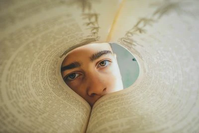 Chapitre 2 - L'adolescence : discernement et sagesse 5 adolescent regard pensif au travers d'un livre