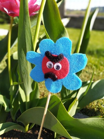 méchanceté gratuite fleur en feutrine avec un visage méchant