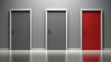 Méchanceté Méthode des 3 portes pour faire face aux comportements toxiques. Photo de 3 portes : 2 portes sont grises et une porte est rouge