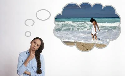 regret femme doit sur la bouche avec une bulle de pensée s'imaginant sur la plage