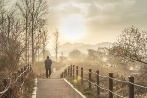 Deuil Viel homme sur chemin