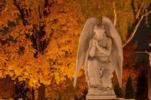 Deuil. statue ange orange