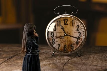 L'art d'attendre sans stress : Transformer l'impatience en alliée 7 Attendre petite fille s'interrogeant face à un vieux gros réveil