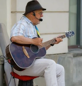 S’Agesse : Redéfinir la Sagesse à Travers l'Âge 6 agesse homme age qui joue de la guitare