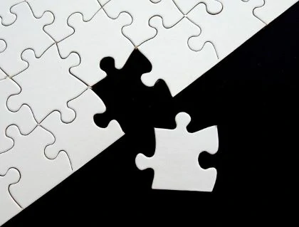 s'adapter au changement. Illustration fond noir avec un puzzle blanc et une pièce en dehors du puzzle. Symbolisant le patrimoine d'expérience