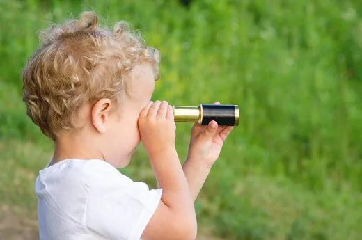enfant qui regarde dans une longue vue