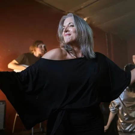 Impression plus vieux femme 50 ans qui danse