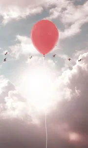 Lesperance ballon dans le ciel avec des oiseaux symbolique de lesperance