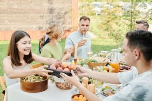 Fête des Mères : Conseils pour une journée authentique 3 fetes des meres repas en famille