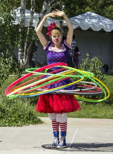 dame habillée en clown avec des cerceaux autour de la taille