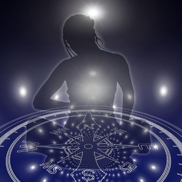 La Boussole : L'Invention qui a Révolutionné ma Quête de Sens 1 boussole intérieure sur un fond bleu nuit silhouette de femme avec un représentation de boussole blanche à l'avant