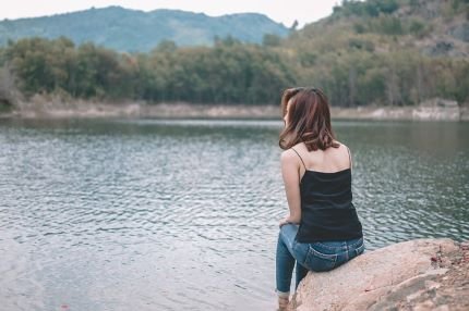 Slow Life : Ralentir pour Redécouvrir les bonheurs Simples 4 slow life femme au bord d'un lac