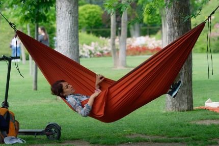 Slow Life : Ralentir pour Redécouvrir les bonheurs Simples 2 Slowlife femme dans un hamac