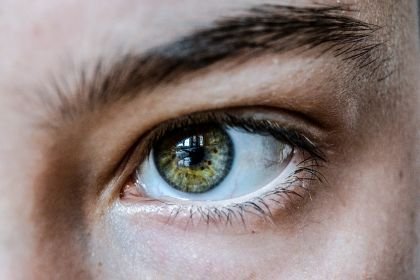 Oeil humain qui regarde avec insistance