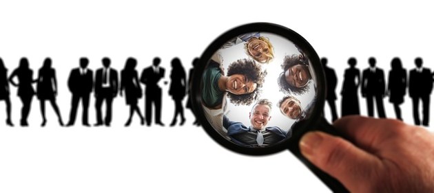 Transmission intergénérationnelle des savoirs des seniors 8 Transmission intergénérationnelle - frises de plusieurs silhouettes avec une loupe grossissant sur 5 visages pour symboliser l'évaluation des mesures