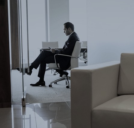 Dirigeant seul face à l'agisme dans son bureau