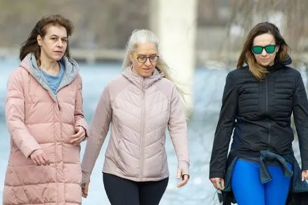 Solitude maintenir des activités 3 femmes randonnent