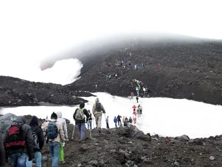 solitude surcharge sociale symbolisée par la surcharge sur la montagne Himalaya