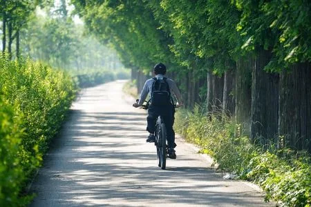 solitude homme fait du vélo seul pour un moment d'apaisement