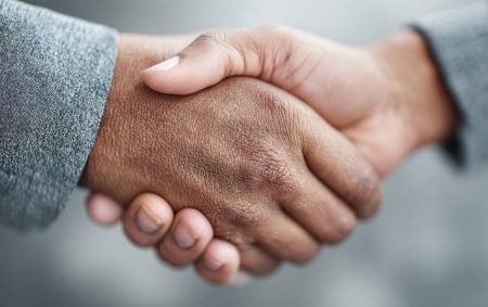 CDD senior ou CVE mains d'homme qui se serrent pour symboliser un accord