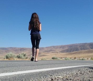 6 astuces pour s'adapter au changement d'heure 8 changement horaire femme qui marche seule