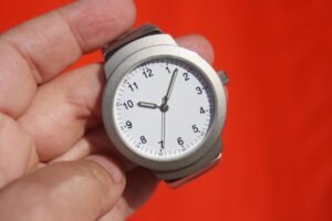 changement horaire main qui règle une montre