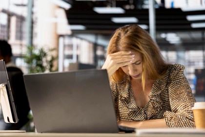 Carrière après 50 ans : valoriser son emploi par l’autonomie 3 autonmi emploi infantilisation femme tient sa tête