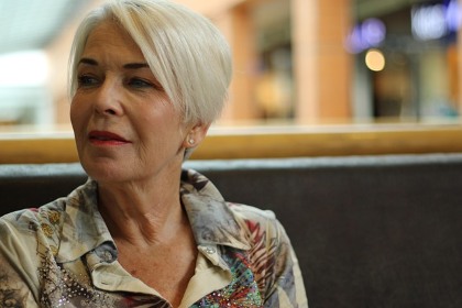 cheveux blancs femme épanouie et qui assume ses cheveux courts et blancs