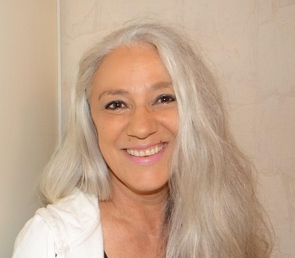 couper cheveux femme aux cheveux clairs longs souriante