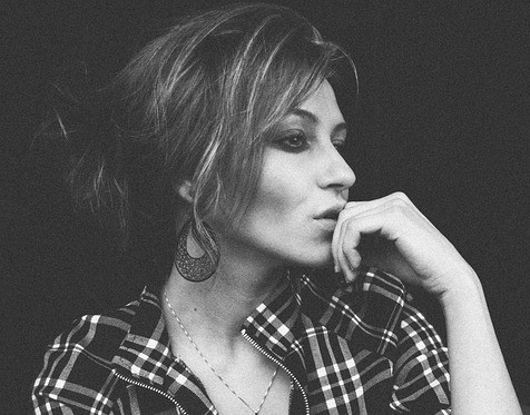 couper ses cheveux photo en noir et blanc femme cheveux attachés chignon flou