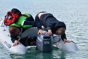 Bateau pneumatique en panne et qui prend l'eau pour symboliser le sur-régime des équipes