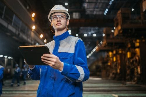 compétences invisibles chef production avec feuille de chantier regardant au loin