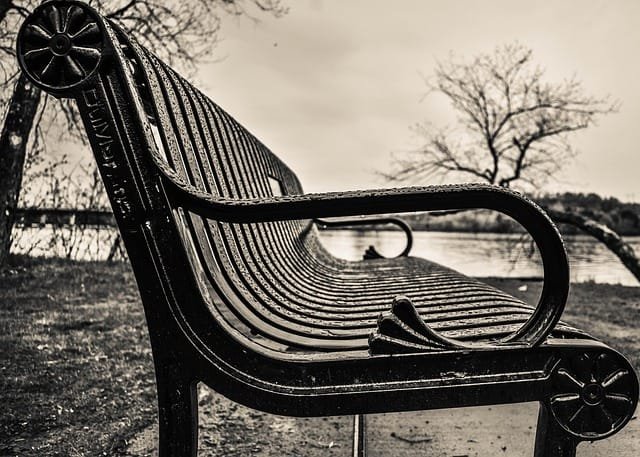 photo noir et blanc d'un vieux banc