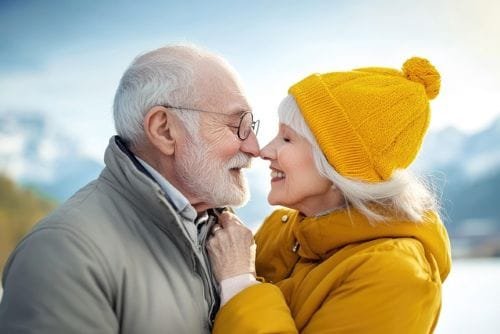 Les 3 conseils pour maintenir son autonomie en vieillissant 3 image ai préserver autonomie couple âgé heureux