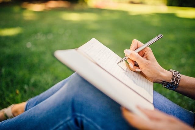 contenu femme écrit sur un cahier