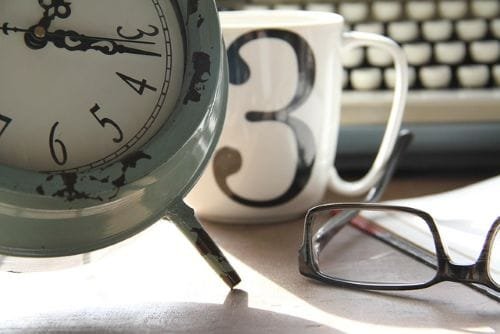 créer contenu rituel tasse réveil et lunettes