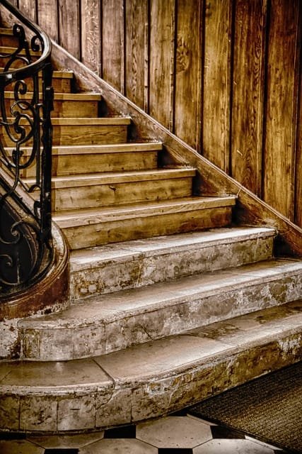 Les 3 conseils pour maintenir son autonomie en vieillissant 2 maintenir autonomie escalier maison